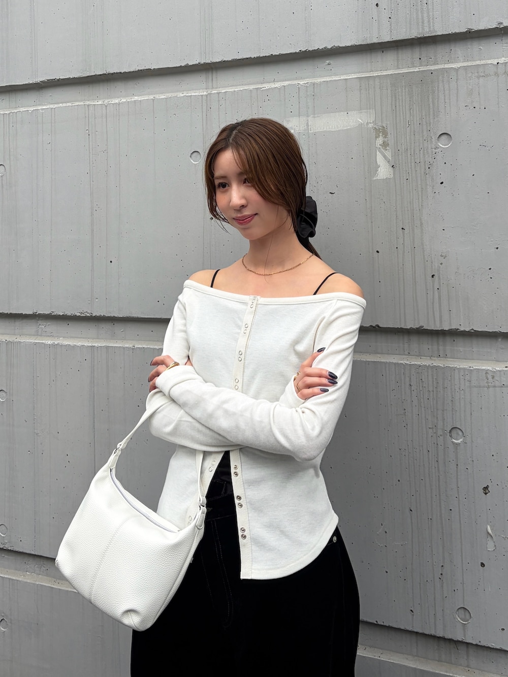 ホワイト系のTシャツ/カットソー、ブラック系のデニムパンツ、ホワイト系のハンドバッグを着用したレディースの秋コーディネートの4枚目の写真