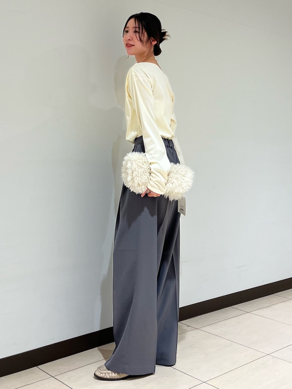 ホワイト系のTシャツ/カットソー、グレー系のその他パンツ、ホワイト系のハンドバッグを着用したレディースの秋コーディネートの2枚目の写真