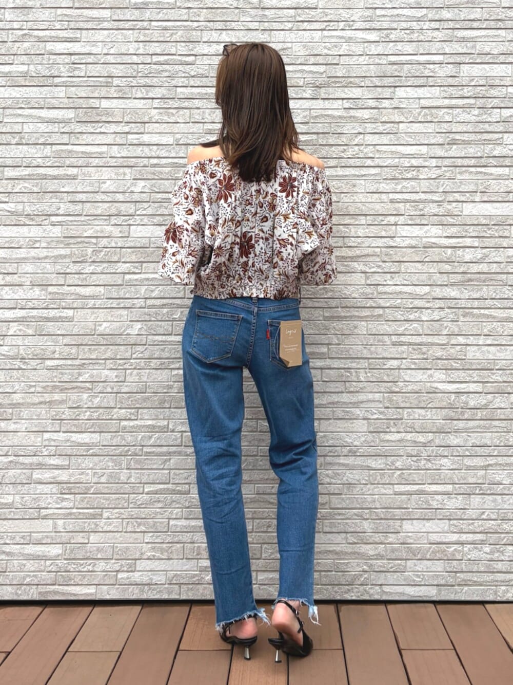 ホワイト系のシャツ/ブラウス、ブルー系のデニムパンツ、ブラウン系のサングラスを着用したレディースの夏コーディネートの3枚目の写真