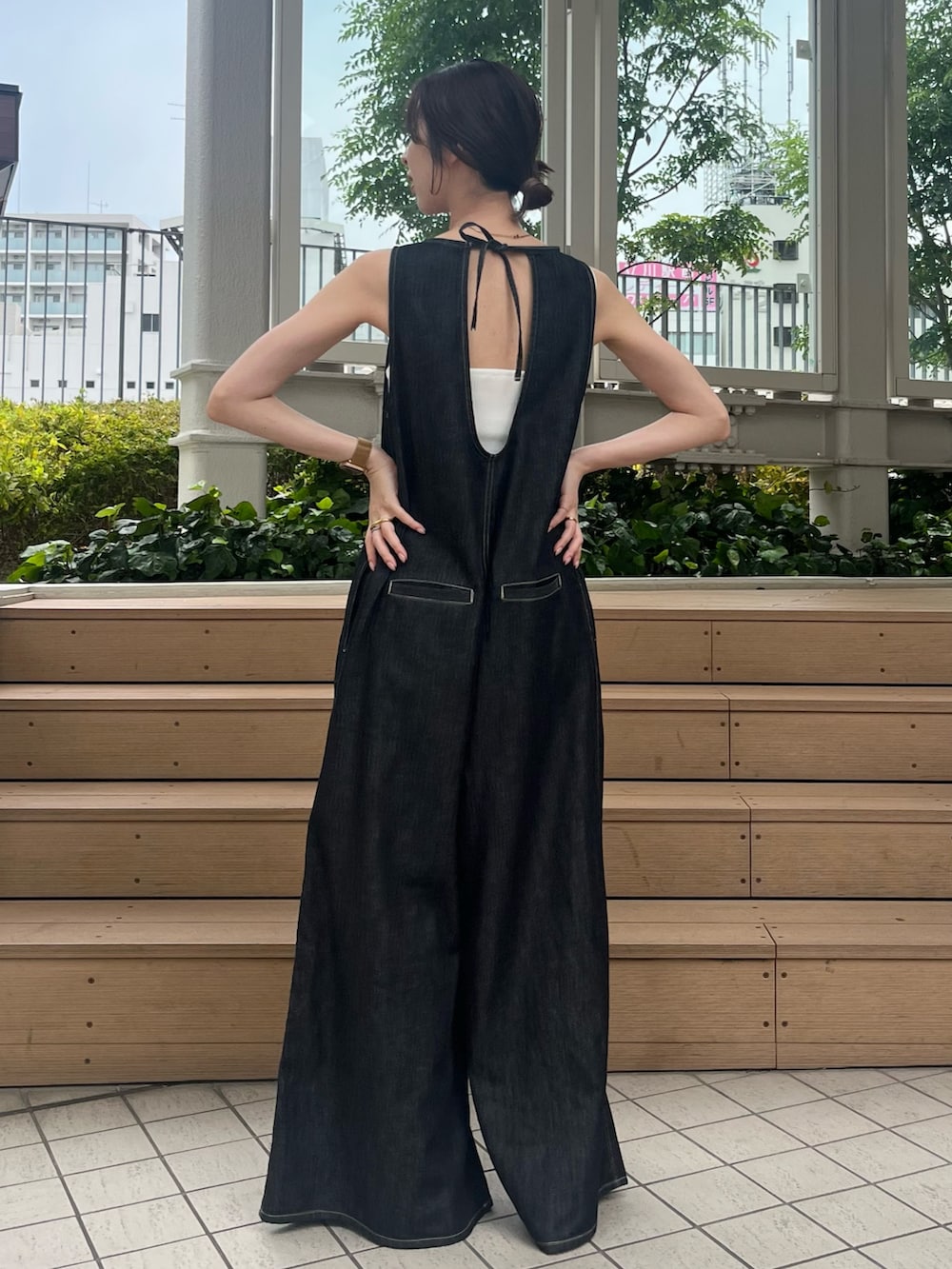 ホワイト系のキャミソール、ブラック系のつなぎ/オールインワンを着用したレディースの夏コーディネートの3枚目の写真