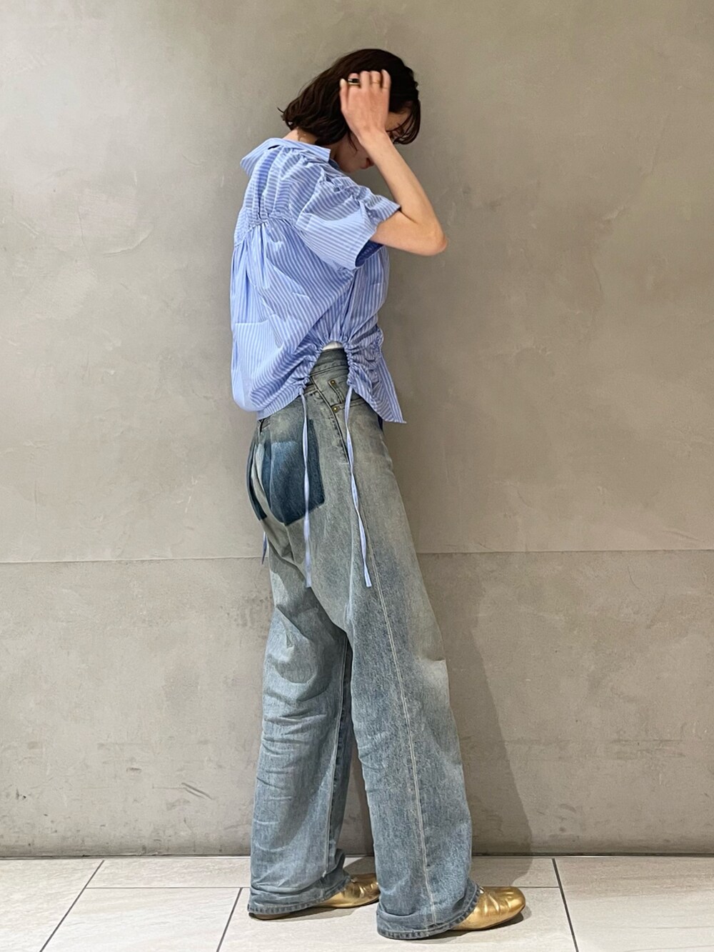 ホワイト系のタンクトップ、ブルー系のシャツ/ブラウス、ブルー系のデニムパンツを着用したレディースの春コーディネートの2枚目の写真