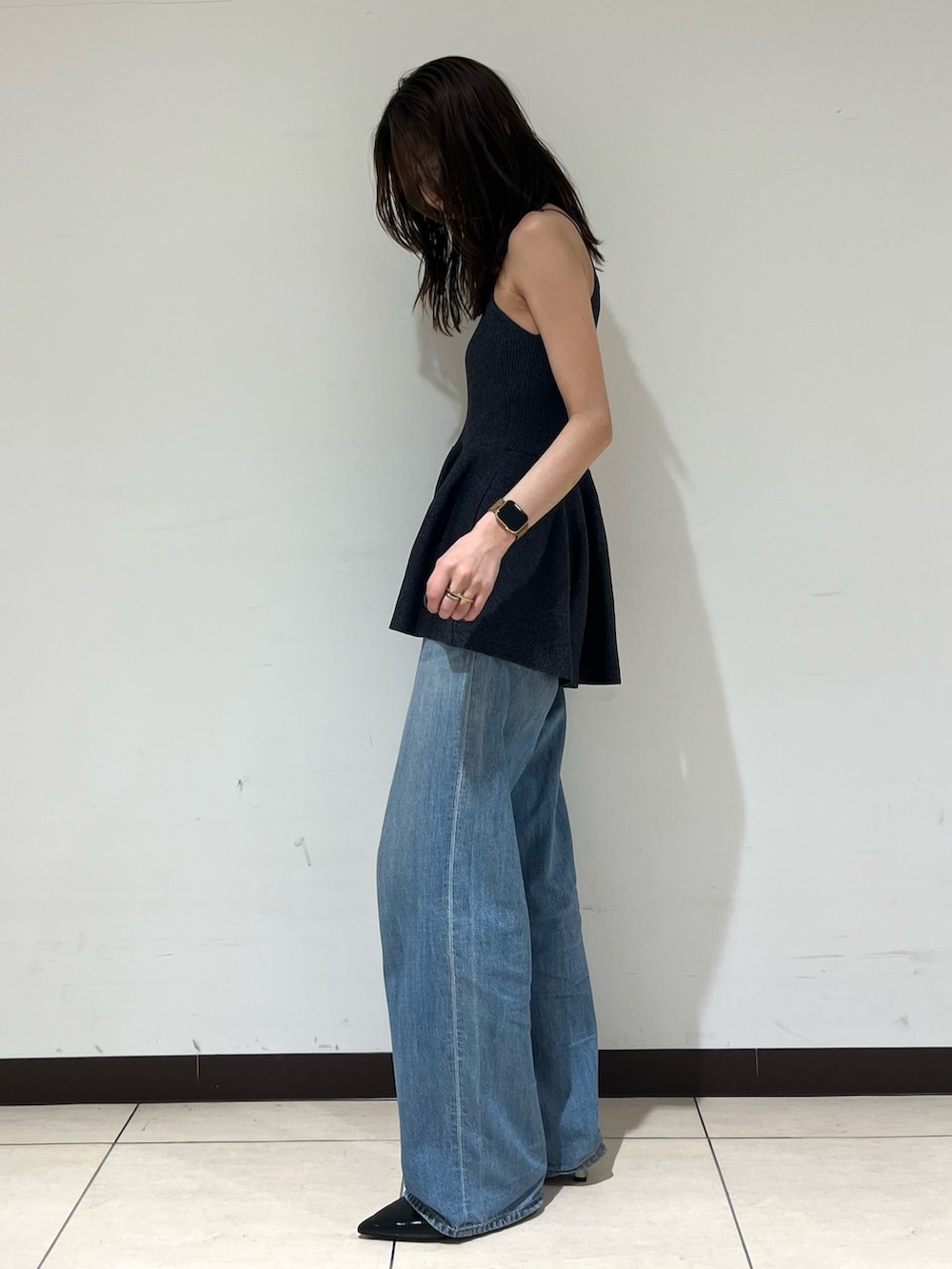 ブルー系のデニムパンツ、グレー系のキャミソールを着用したレディースの春コーディネートの2枚目の写真