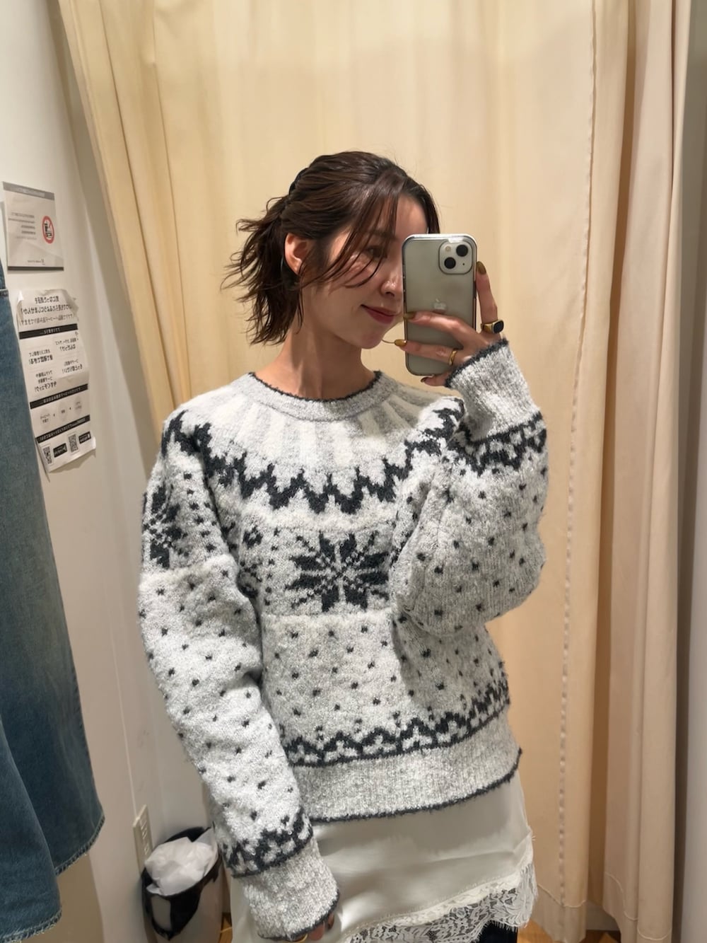 グレー系のニット/セーター、ホワイト系のキャミソール、ブルー系のデニムパンツを着用したレディースの冬コーディネートの4枚目の写真