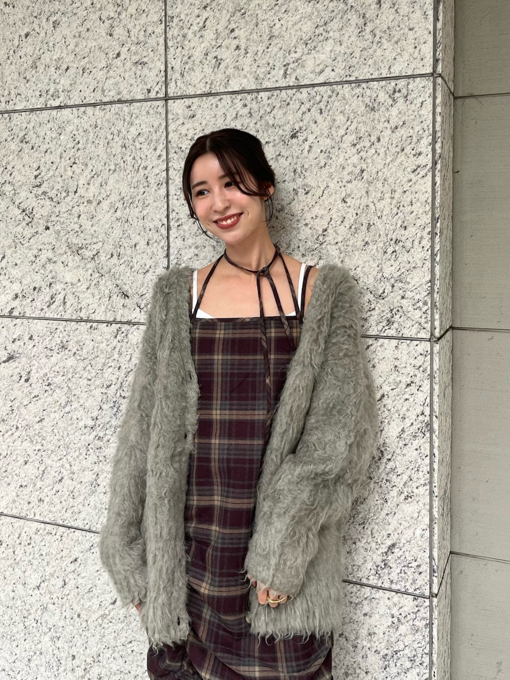 レッド系のワンピース、グレー系のカーディガン/ボレロを着用したレディースの秋コーディネートの4枚目の写真