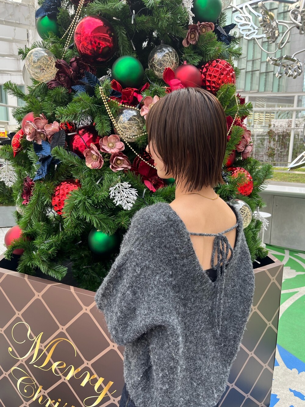 グレー系のニット/セーター、ブルー系のデニムパンツを着用したレディースの冬コーディネートの3枚目の写真