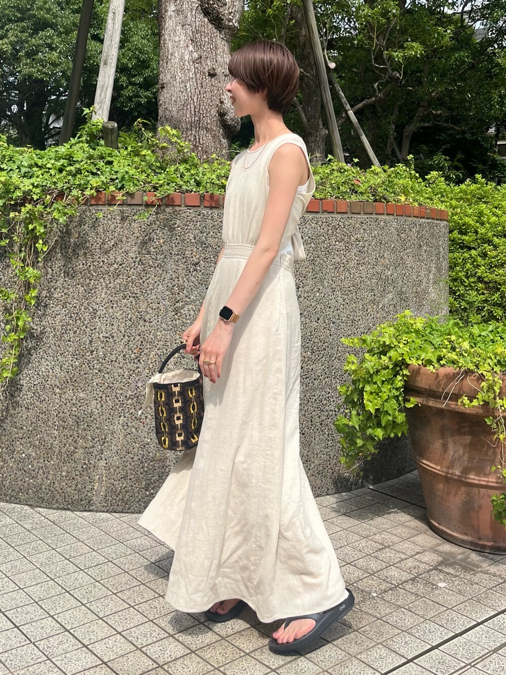 ホワイト系のワンピース、ホワイト系のTシャツ/カットソーを着用したレディースの夏コーディネートの2枚目の写真