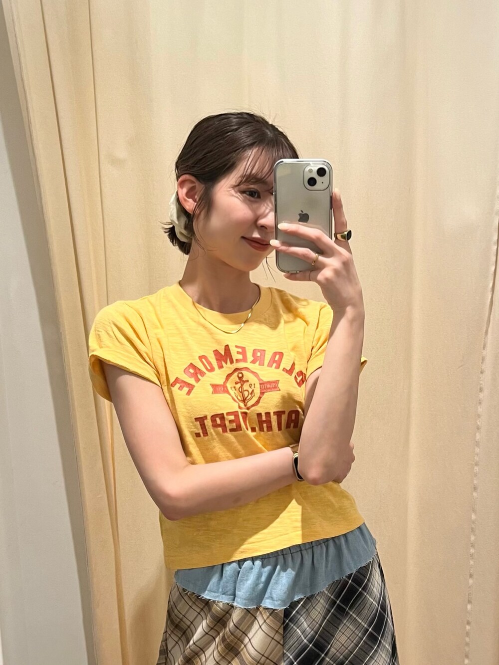 イエロー系のTシャツ/カットソー、その他のスカート、ブラック系のパンプスを着用したレディースの春コーディネートの4枚目の写真