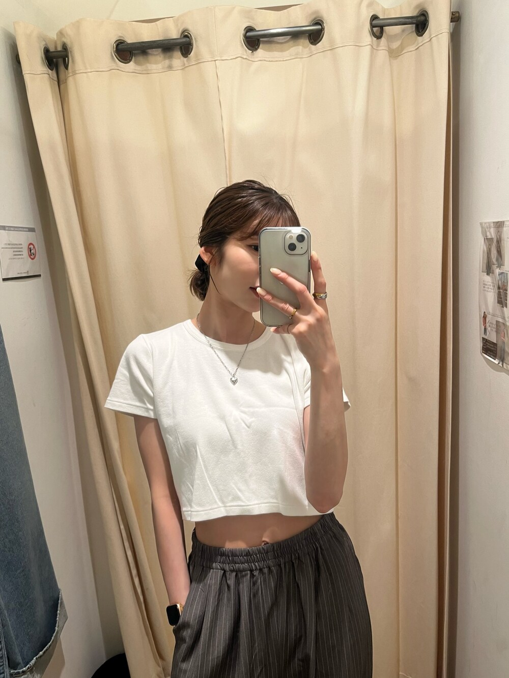 ホワイト系のTシャツ/カットソー、グレー系のその他パンツを着用したレディースの春コーディネートの4枚目の写真