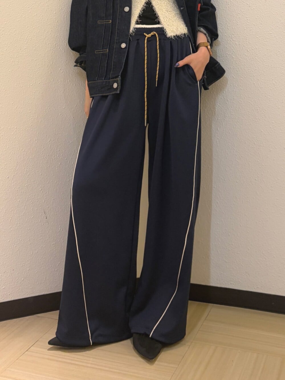 ブラック系のパンプス、ブルー系のデニムジャケット、ブルー系のその他パンツを着用したレディースの夏コーディネートの9枚目の写真
