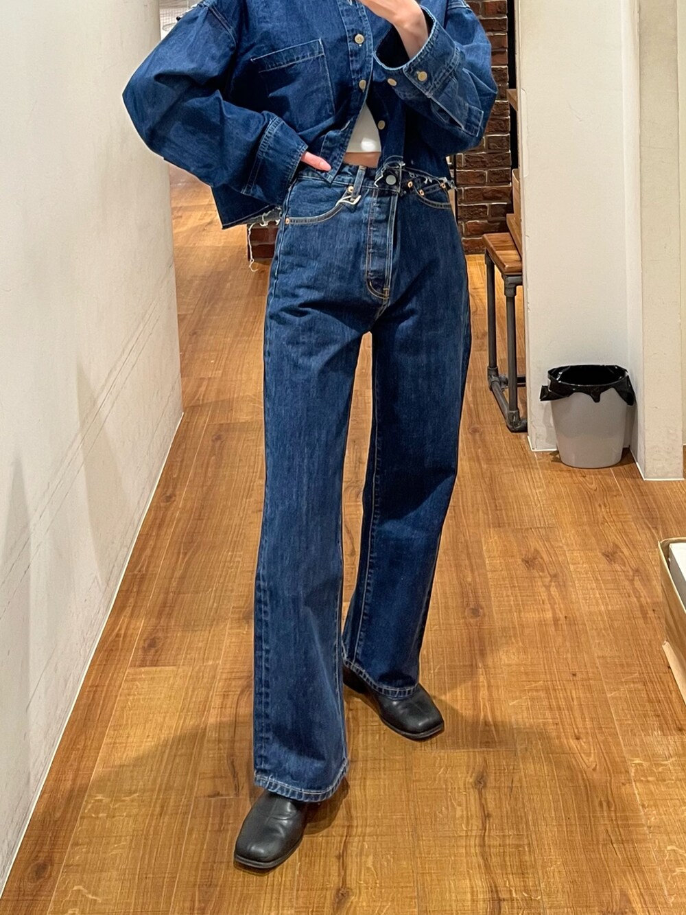 ブルー系のデニムパンツ、ブルー系のシャツ/ブラウス、ブラック系のメガネを着用したレディースの冬コーディネートの5枚目の写真