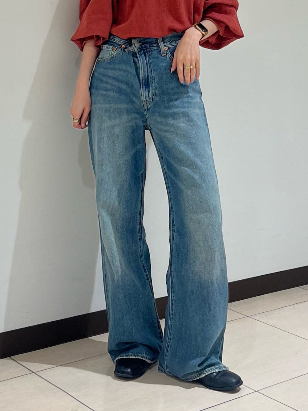 オレンジ系のシャツ/ブラウス、ブルー系のデニムパンツを着用したレディースの夏コーディネートの6枚目の写真