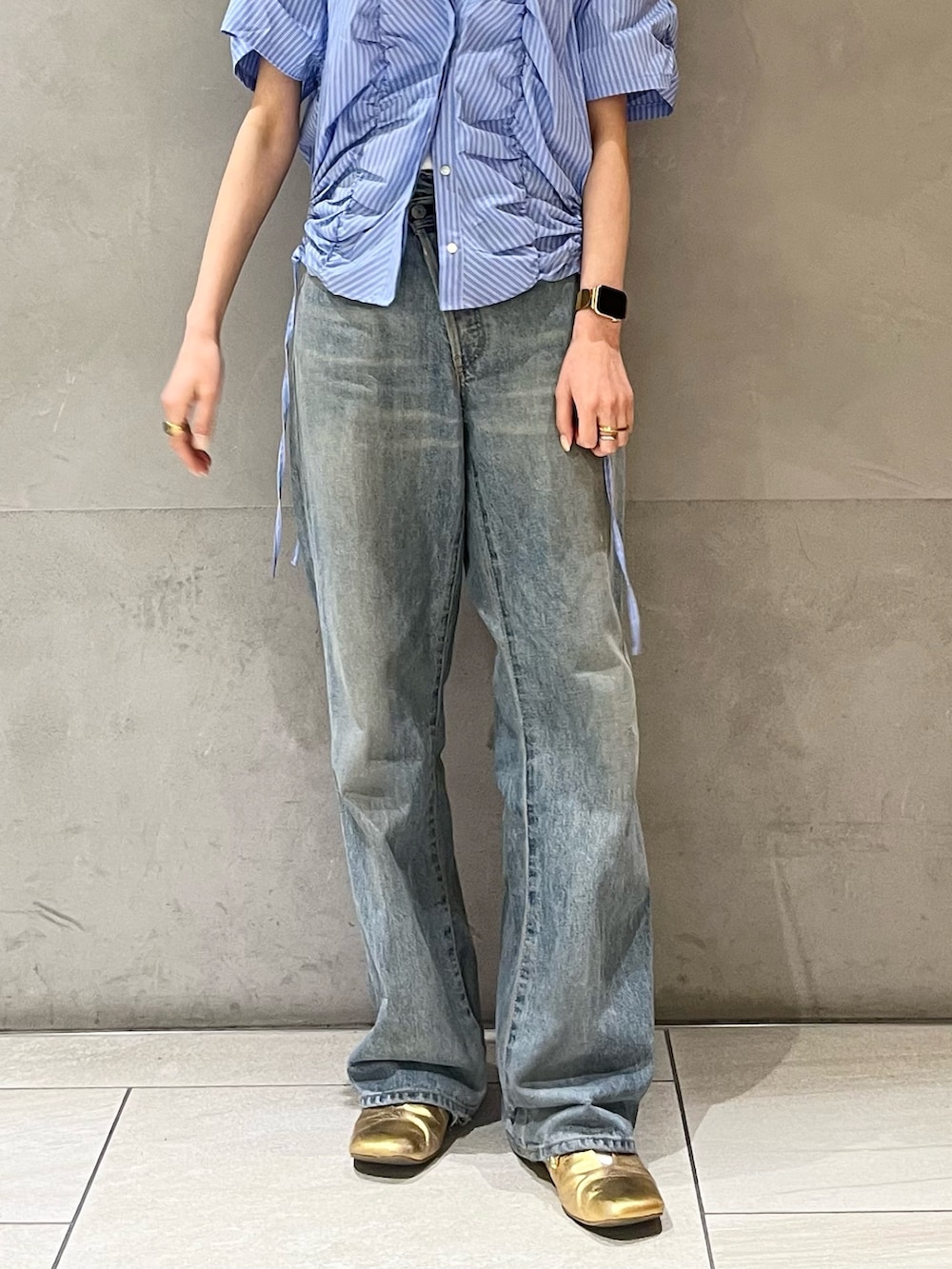 ホワイト系のタンクトップ、ブルー系のシャツ/ブラウス、ブルー系のデニムパンツを着用したレディースの春コーディネートの5枚目の写真