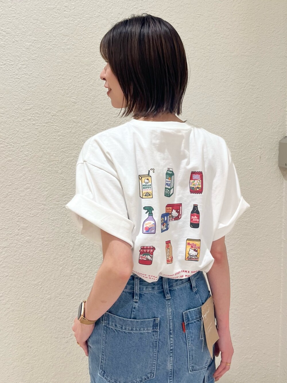 ホワイト系のTシャツ/カットソー、ブルー系のデニムスカートを着用したレディースの春コーディネートの5枚目の写真