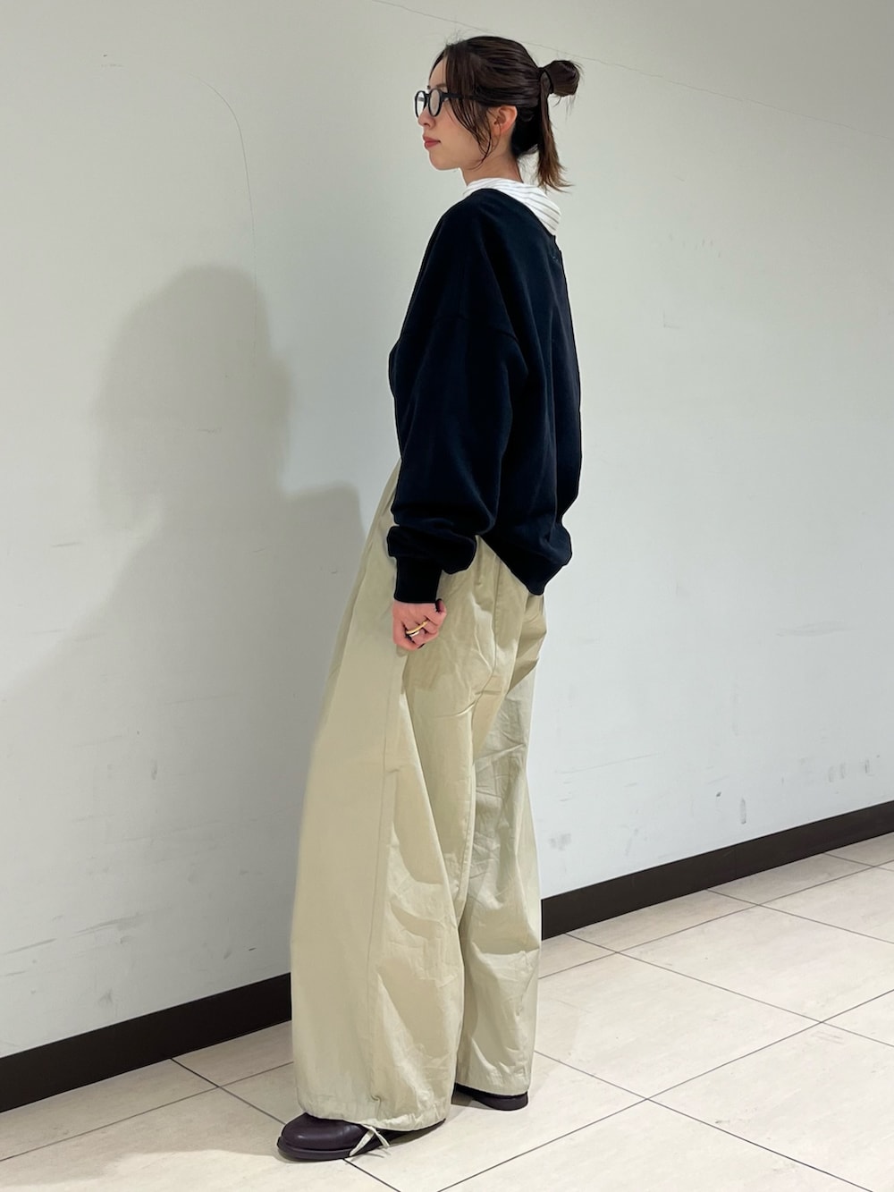 ホワイト系のシャツ/ブラウス、ブラック系のスウェット、ベージュ系のその他パンツを着用したレディースの春コーディネートの2枚目の写真