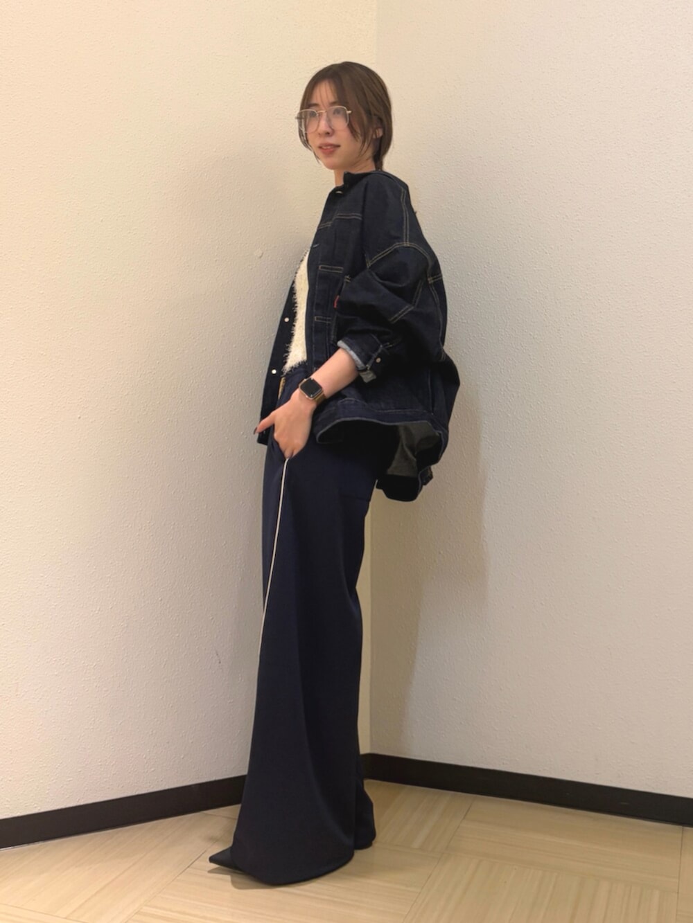 ブラック系のパンプス、ブルー系のデニムジャケット、ブルー系のその他パンツを着用したレディースの夏コーディネートの2枚目の写真