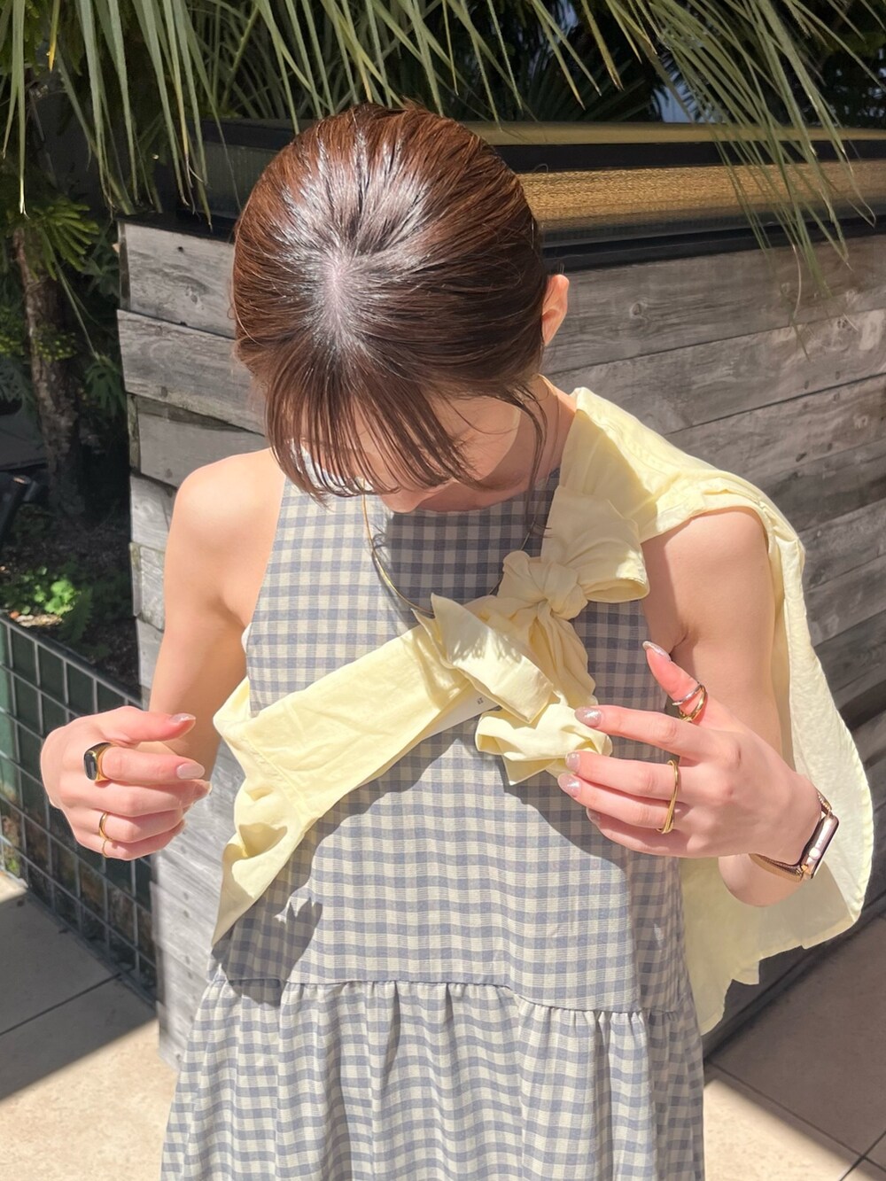 イエロー系のシャツ/ブラウス、その他のワンピースを着用したレディースの春コーディネートの3枚目の写真
