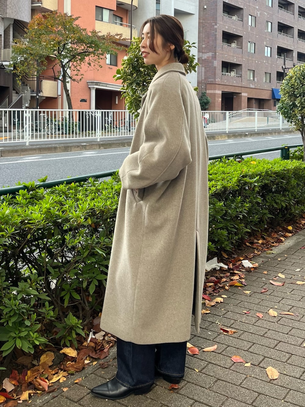 ブルー系のシャツ/ブラウス、グレー系のチェスターコート、ブルー系のデニムパンツを着用したレディースの秋コーディネートの2枚目の写真