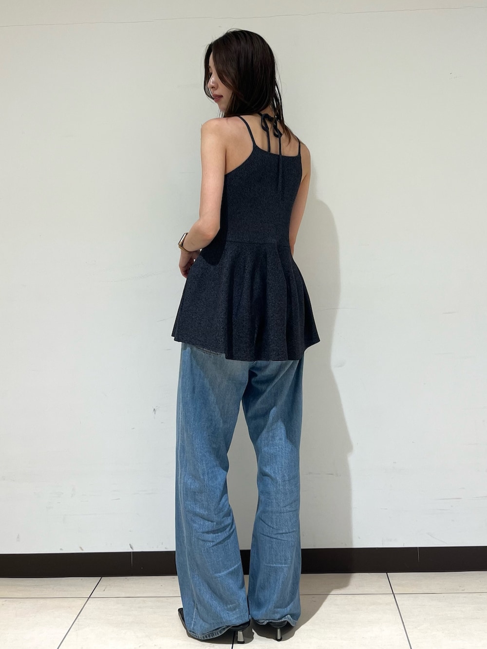 ブルー系のデニムパンツ、グレー系のキャミソールを着用したレディースの春コーディネートの3枚目の写真