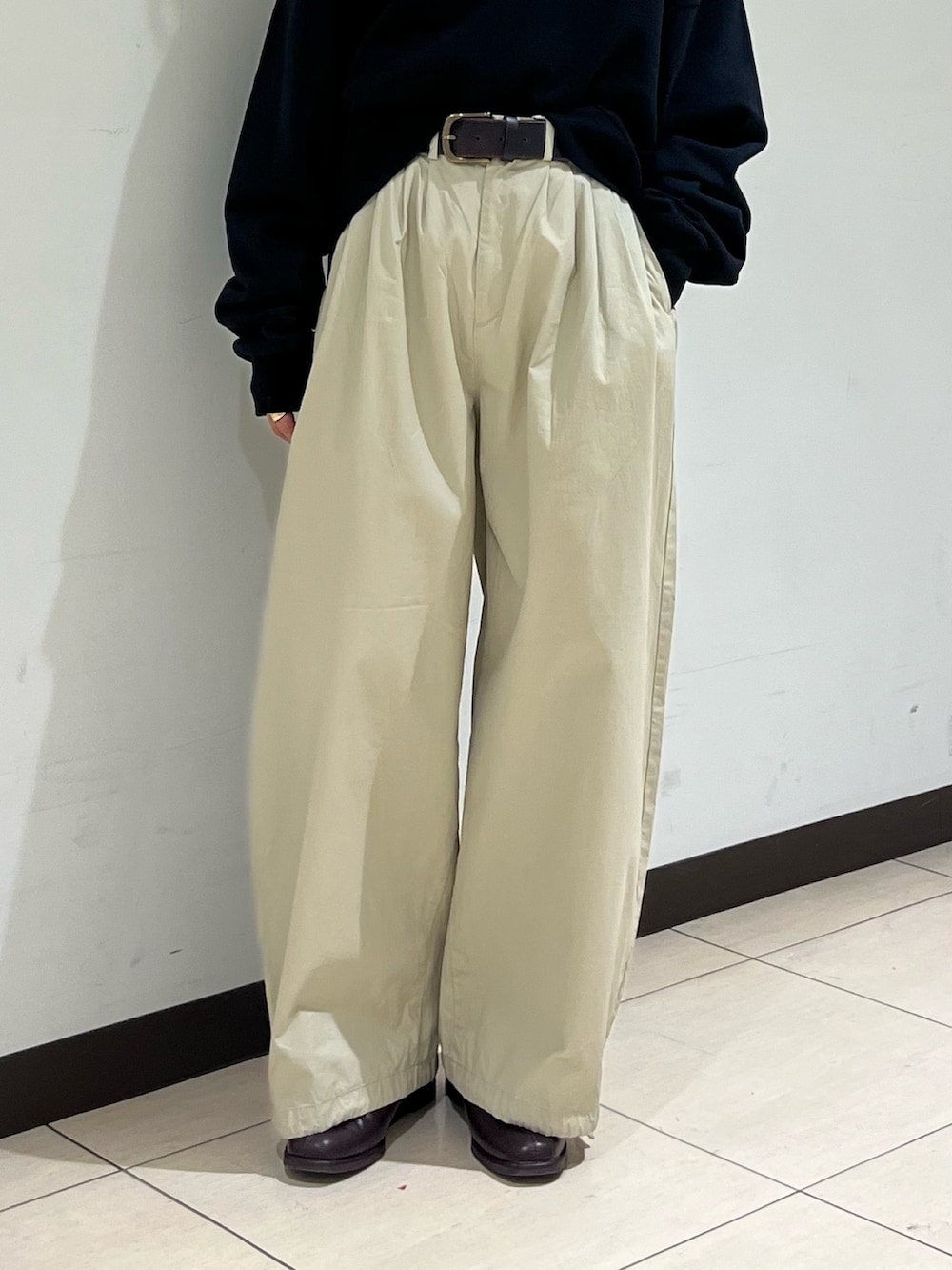 ホワイト系のシャツ/ブラウス、ブラック系のスウェット、ベージュ系のその他パンツを着用したレディースの春コーディネートの5枚目の写真