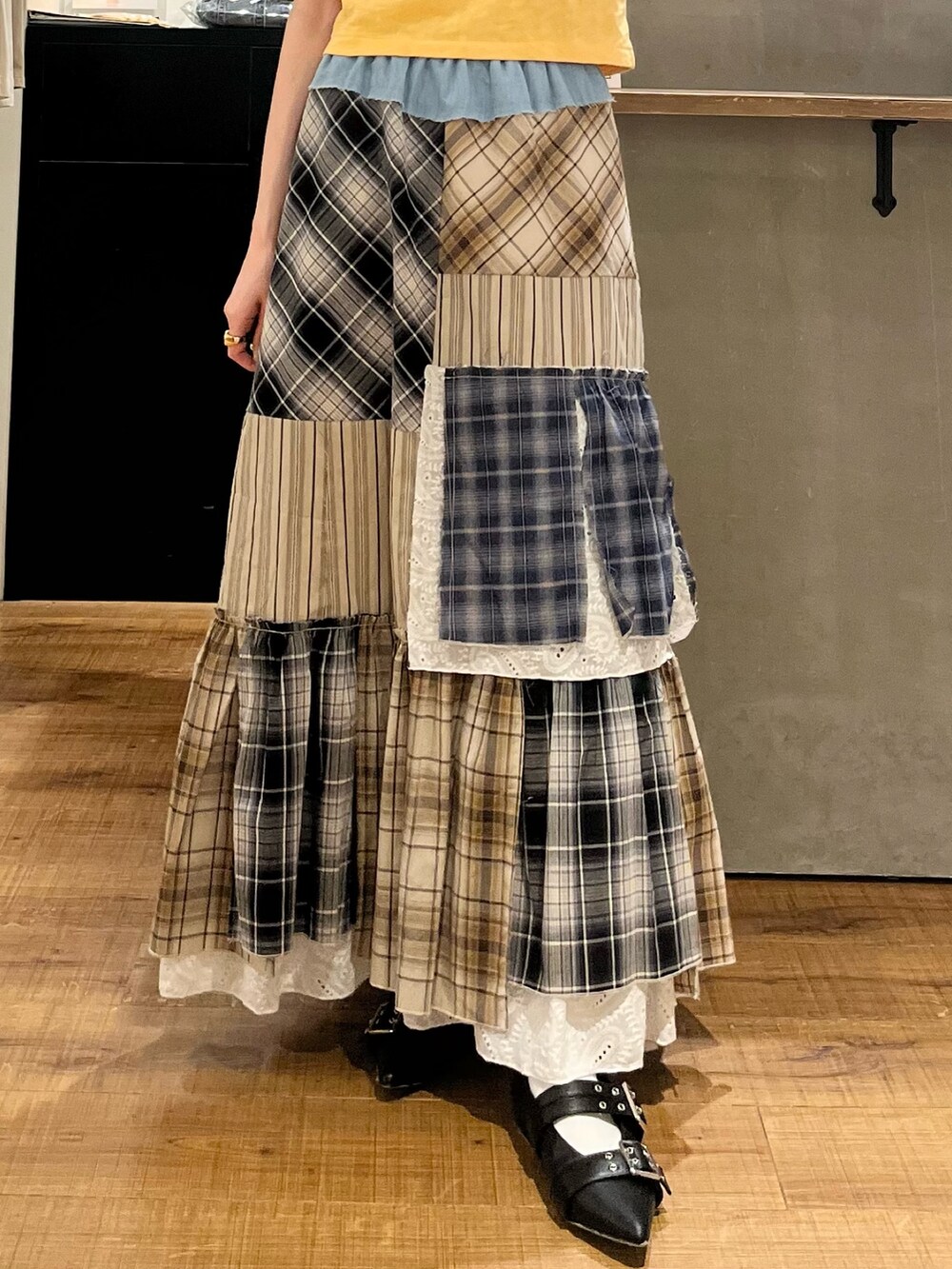 イエロー系のTシャツ/カットソー、その他のスカート、ブラック系のパンプスを着用したレディースの春コーディネートの5枚目の写真