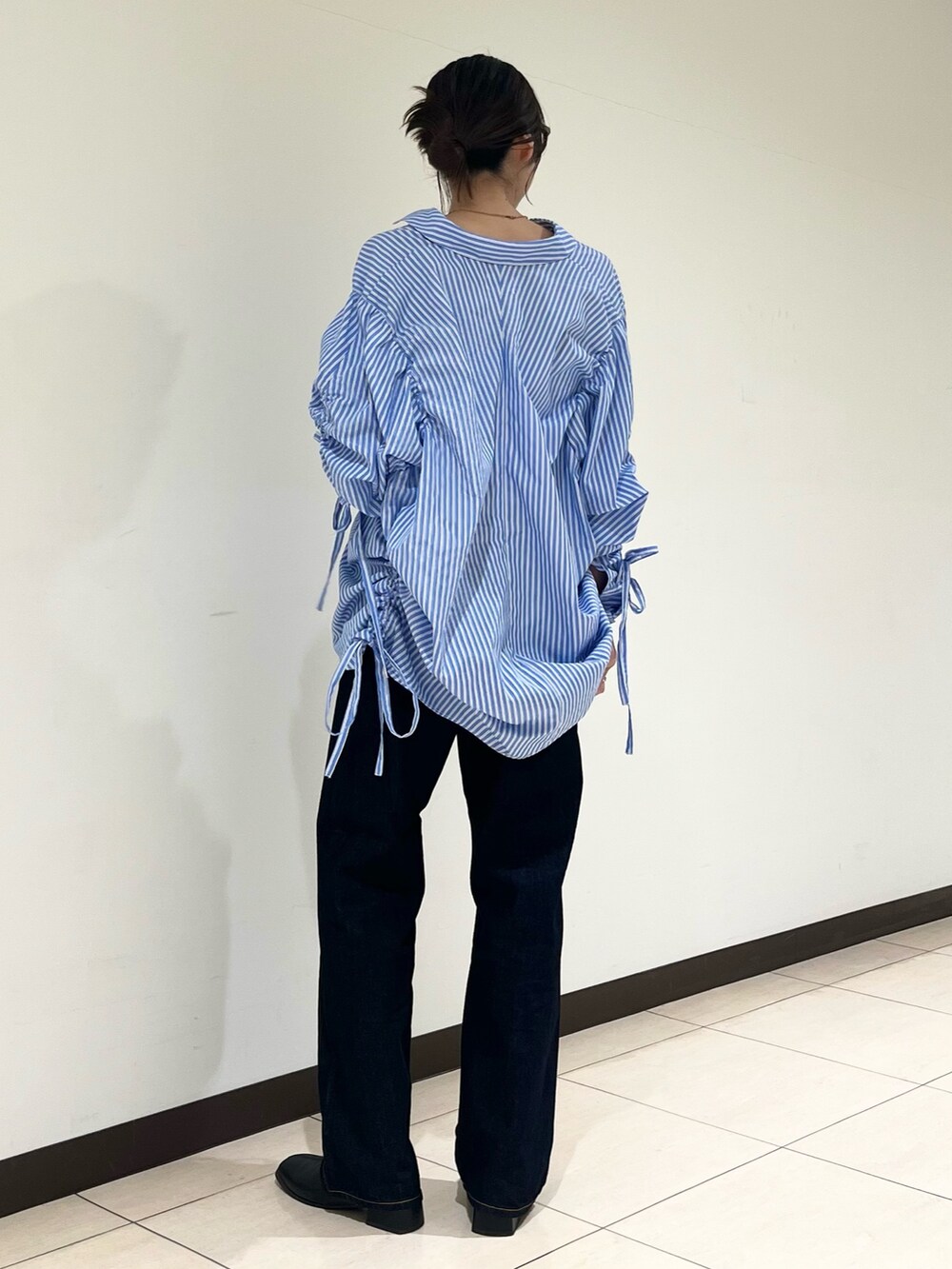 その他のシャツ/ブラウス、ブルー系のデニムパンツ、ブラウン系のメガネを着用したレディースの秋コーディネートの3枚目の写真