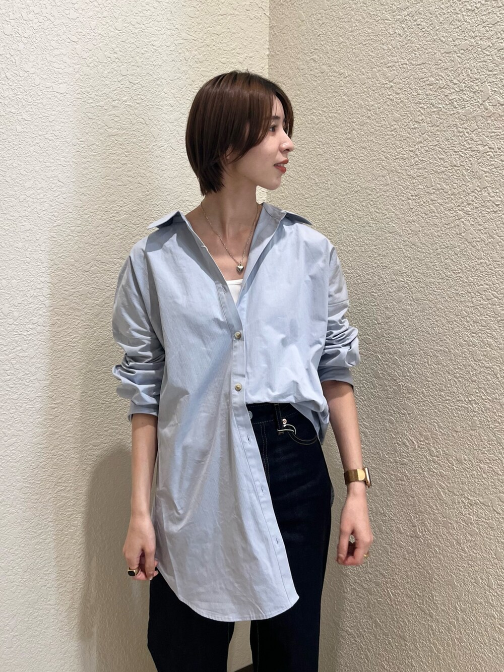 ブルー系のシャツ/ブラウス、ブルー系のデニムパンツを着用したレディースの秋コーディネートの4枚目の写真