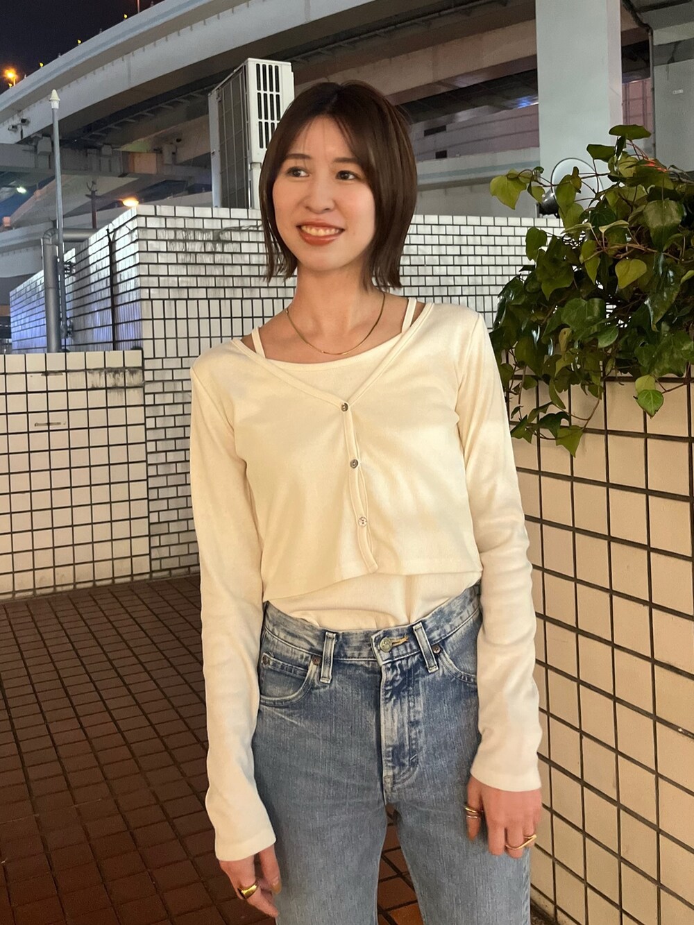 ホワイト系のTシャツ/カットソー、ブルー系のデニムパンツを着用したレディースの春コーディネートの5枚目の写真