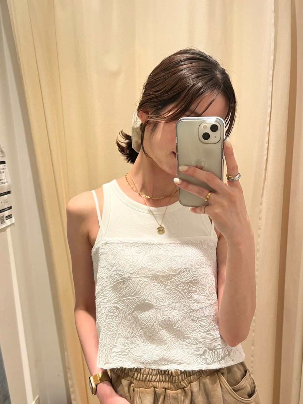 ホワイト系のキャミソール、ベージュ系のスウェットパンツを着用したレディースの夏コーディネートの4枚目の写真