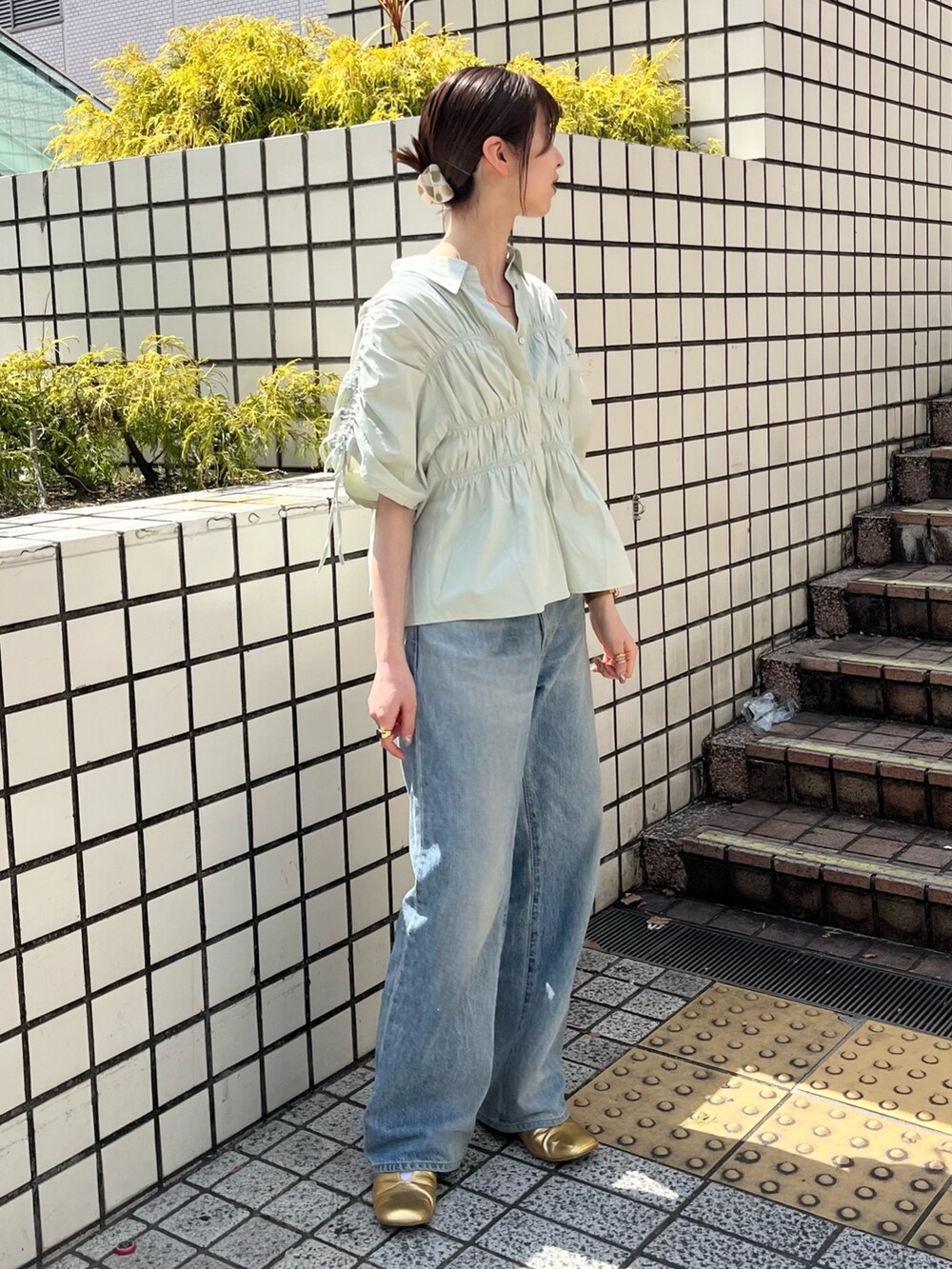 グリーン系のシャツ/ブラウス、ブルー系のデニムパンツを着用したレディースの春コーディネートの2枚目の写真