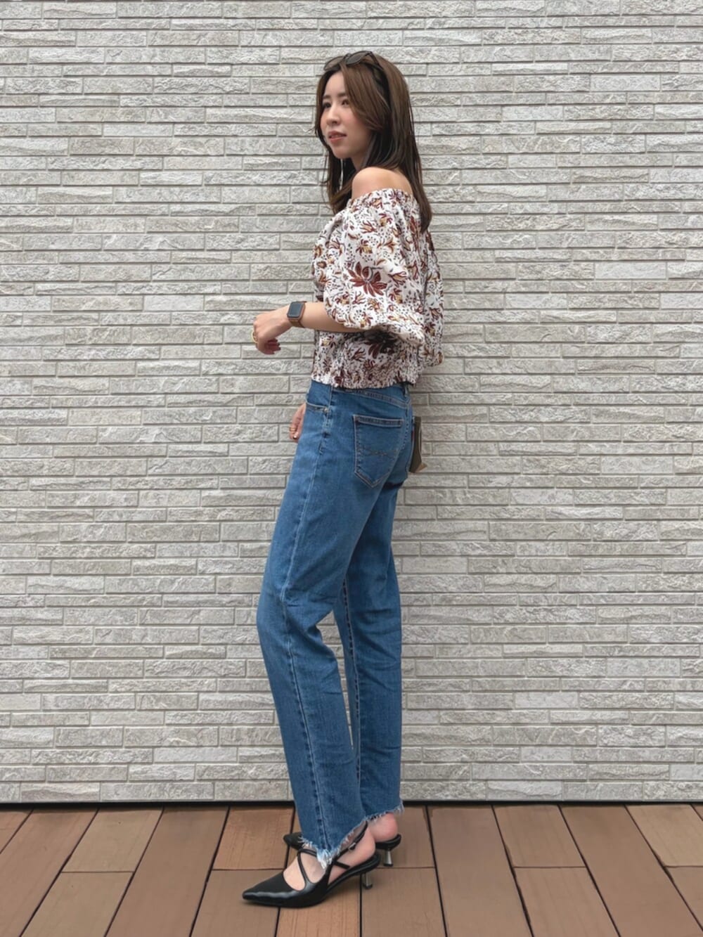 ホワイト系のシャツ/ブラウス、ブルー系のデニムパンツ、ブラウン系のサングラスを着用したレディースの夏コーディネートの2枚目の写真