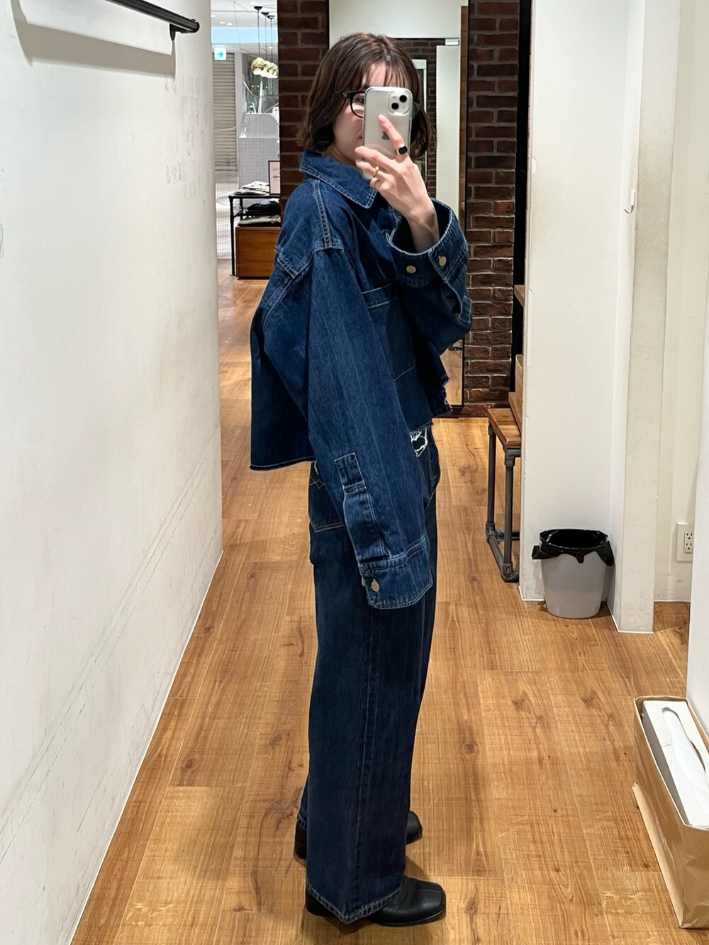 ブルー系のデニムパンツ、ブルー系のシャツ/ブラウス、ブラック系のメガネを着用したレディースの冬コーディネートの2枚目の写真