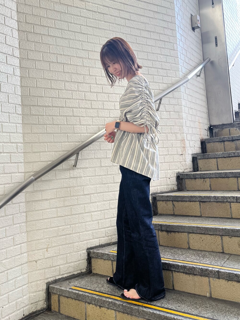 その他のシャツ/ブラウス、ブルー系のデニムパンツを着用したレディースの夏コーディネートの2枚目の写真