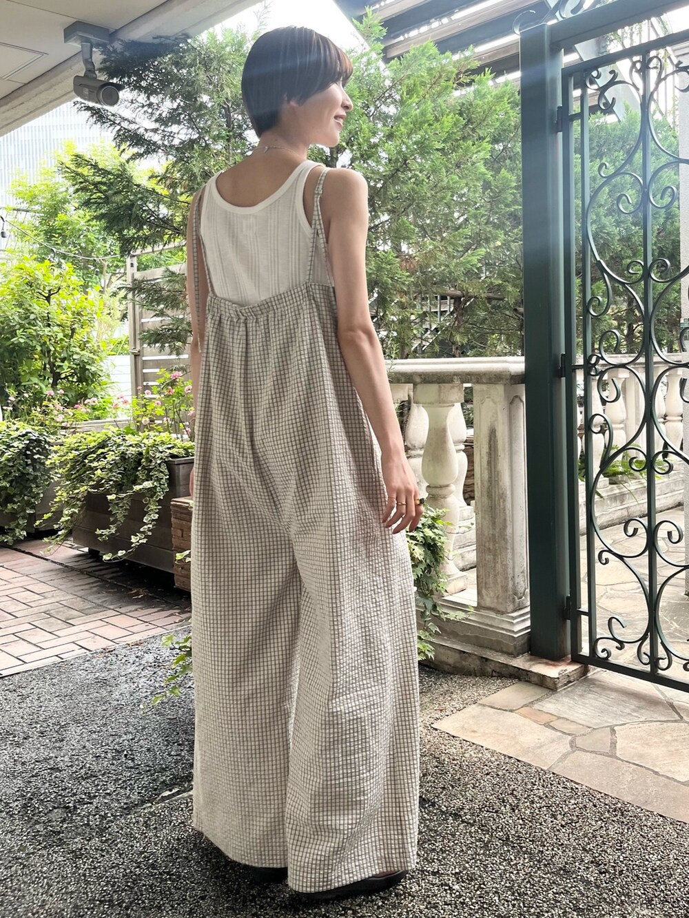 ホワイト系のつなぎ/オールインワン、ホワイト系のTシャツ/カットソーを着用したレディースの夏コーディネートの3枚目の写真