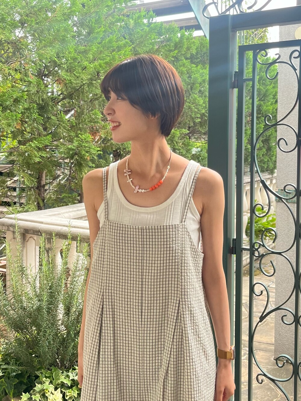 ホワイト系のつなぎ/オールインワン、ホワイト系のTシャツ/カットソーを着用したレディースの夏コーディネートの4枚目の写真