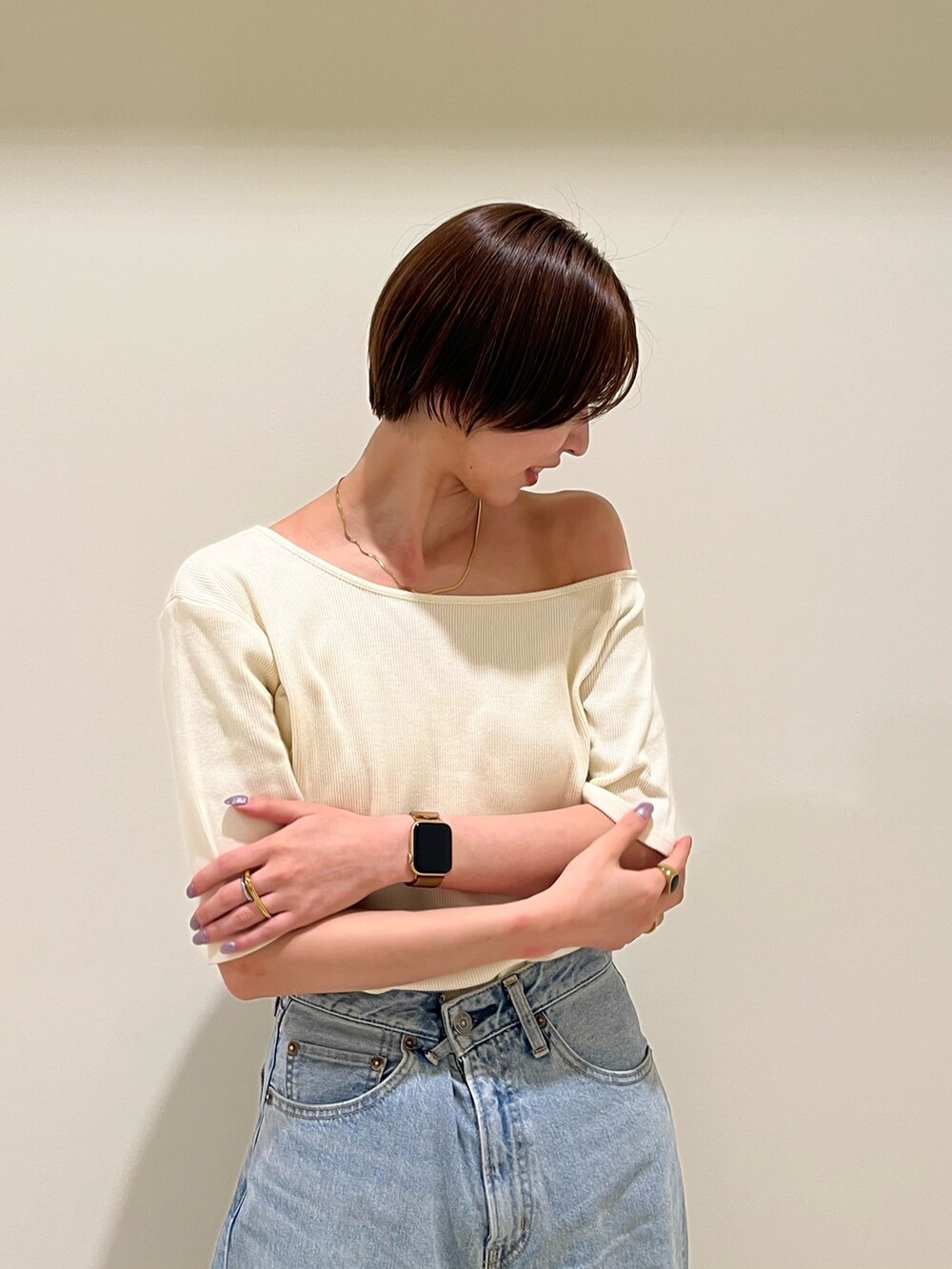 ホワイト系のTシャツ/カットソー、ブルー系のデニムパンツを着用したレディースの夏コーディネートの4枚目の写真