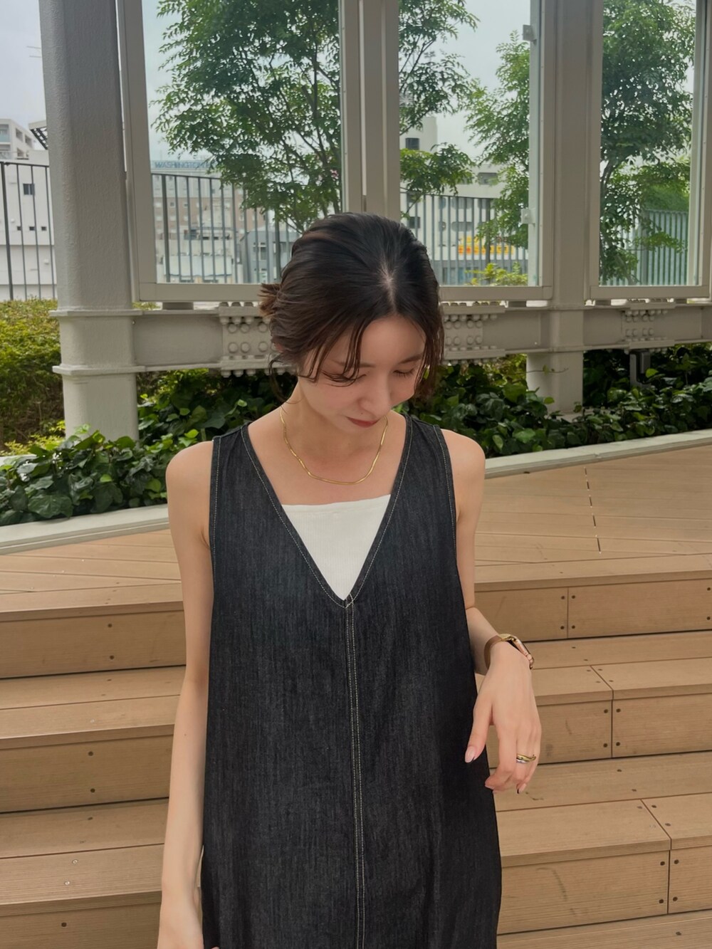 ホワイト系のキャミソール、ブラック系のつなぎ/オールインワンを着用したレディースの夏コーディネートの4枚目の写真