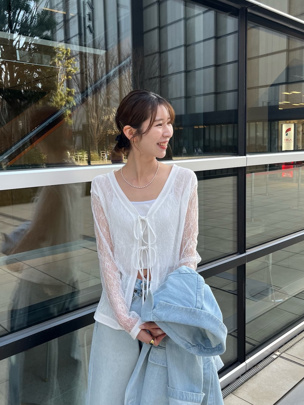 ホワイト系のTシャツ/カットソー、ブルー系のテーラードジャケット、ブルー系のデニムパンツを着用したレディースの春コーディネートの4枚目の写真