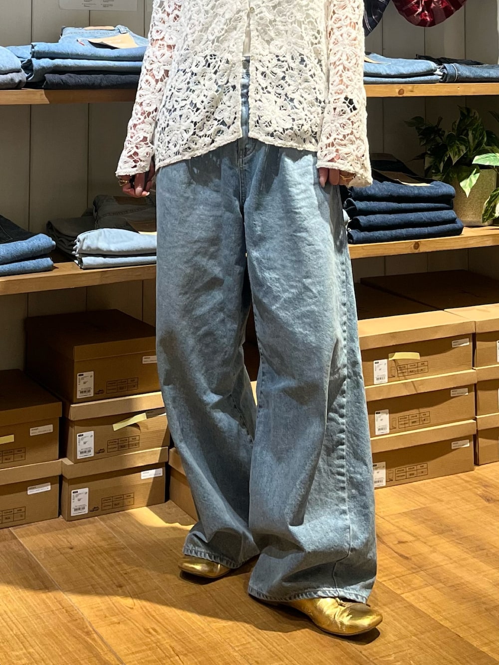 ホワイト系のシャツ/ブラウス、ホワイト系のタンクトップ、ブルー系のデニムパンツを着用したレディースの春コーディネートの5枚目の写真