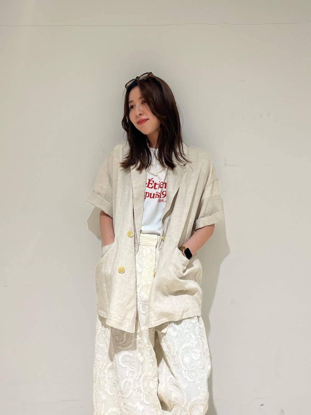 ホワイト系のTシャツ/カットソー、ホワイト系のテーラードジャケット、ホワイト系のその他パンツを着用したレディースの春コーディネートの5枚目の写真