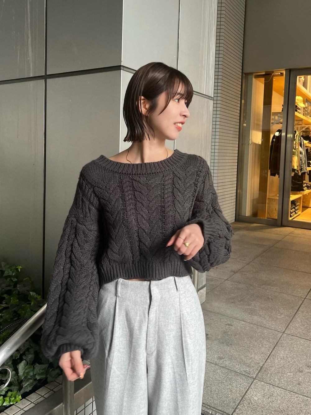 グレー系のその他パンツ、グレー系のニット/セーターを着用したレディースの冬コーディネートの4枚目の写真