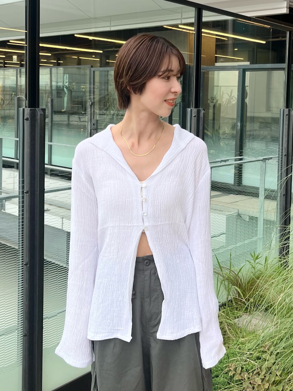 ホワイト系のシャツ/ブラウス、グリーン系のカーゴパンツを着用したレディースの夏コーディネートの4枚目の写真