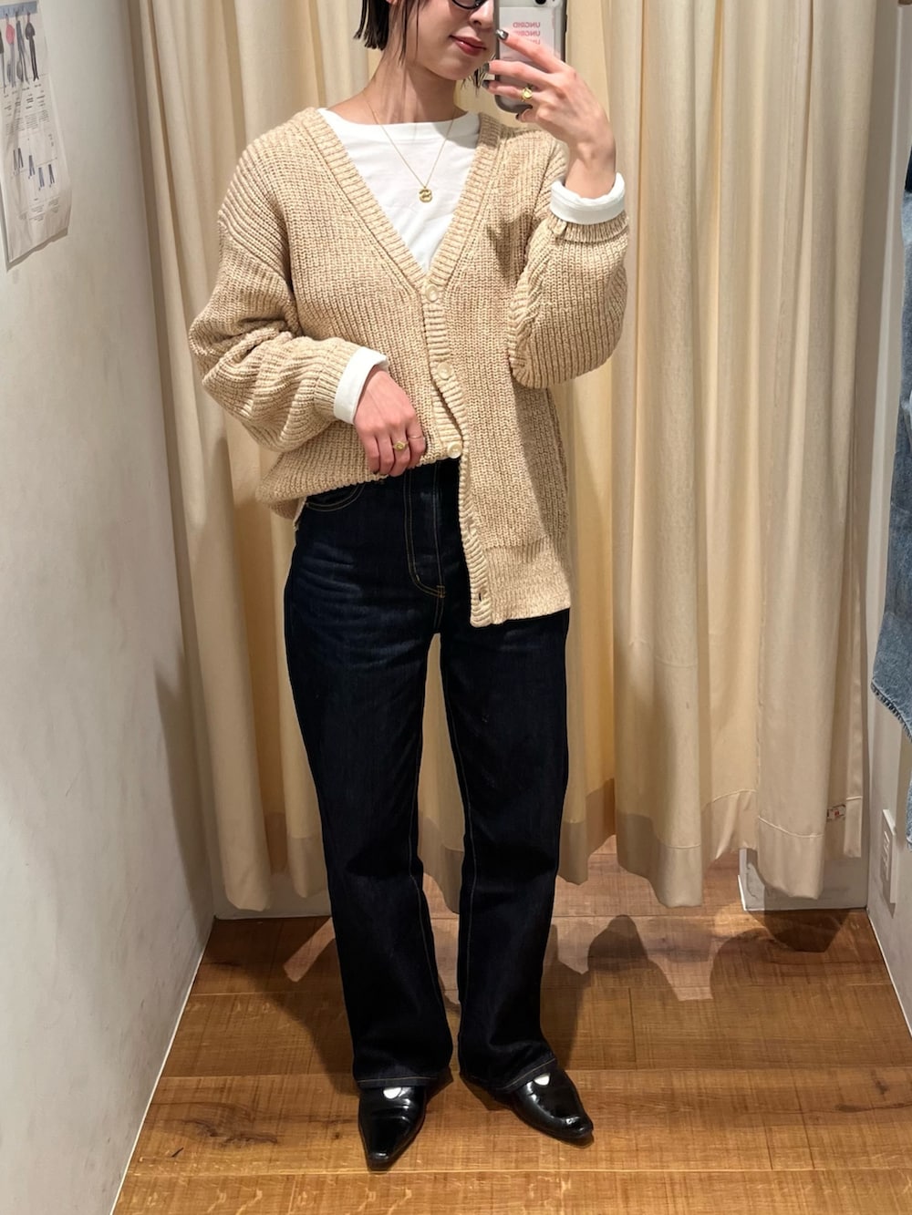 ベージュ系のカーディガン/ボレロ、ブルー系のデニムパンツを着用したレディースの冬コーディネートの3枚目の写真