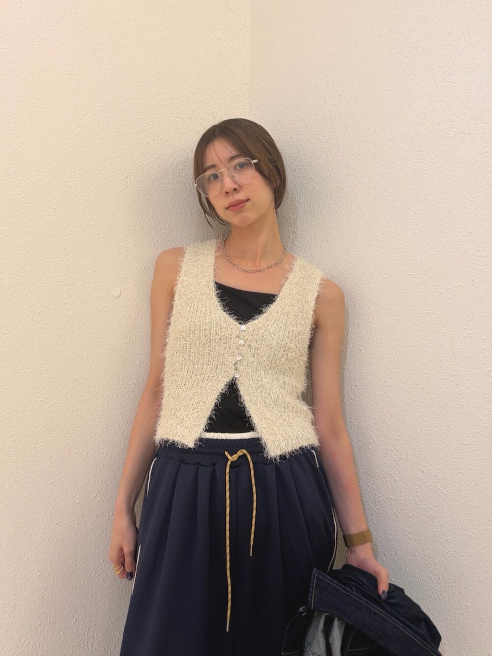 ブラック系のパンプス、ブルー系のデニムジャケット、ブルー系のその他パンツを着用したレディースの夏コーディネートの8枚目の写真