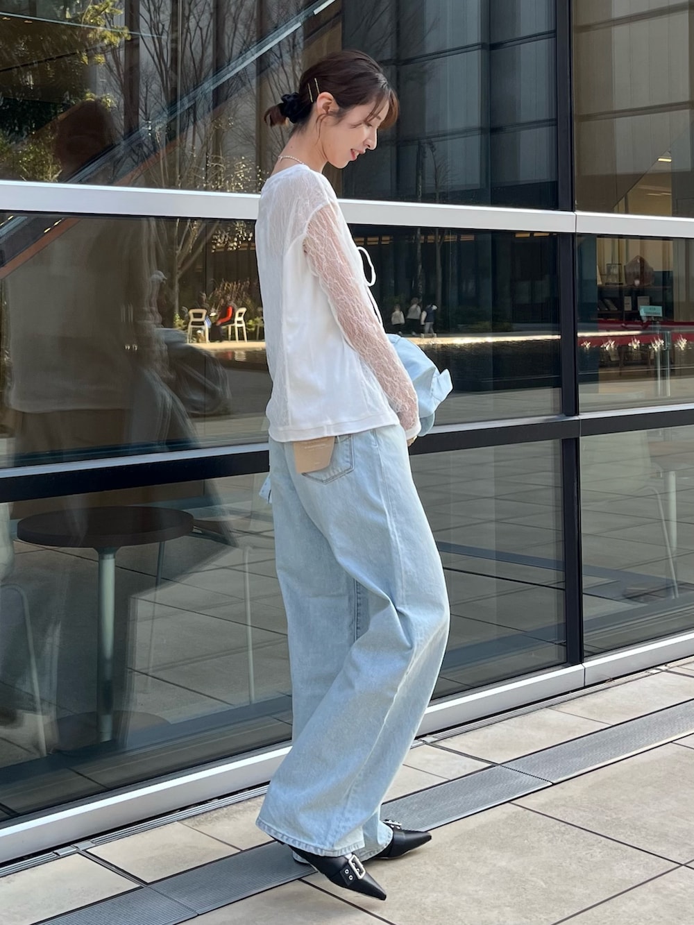 ホワイト系のTシャツ/カットソー、ブルー系のテーラードジャケット、ブルー系のデニムパンツを着用したレディースの春コーディネートの2枚目の写真