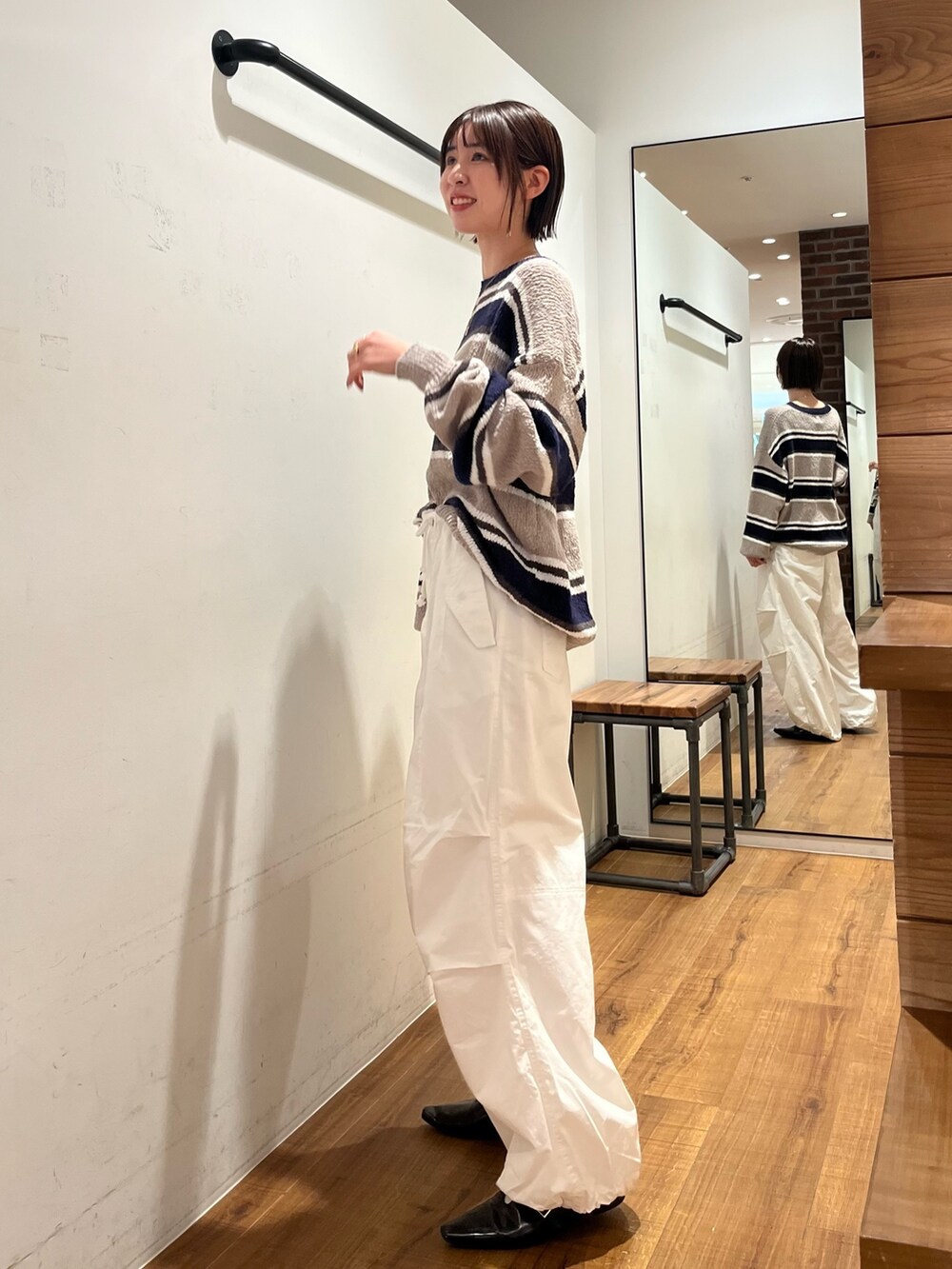 その他のニット/セーター、ホワイト系のその他パンツを着用したレディースの冬コーディネートの2枚目の写真