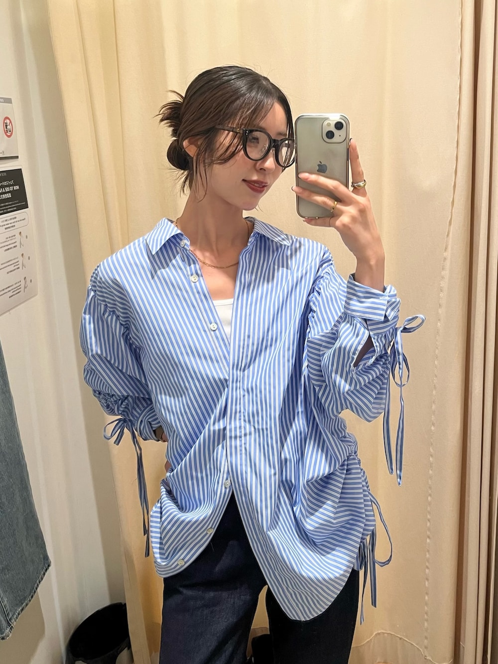 その他のシャツ/ブラウス、ブルー系のデニムパンツ、ブラウン系のメガネを着用したレディースの秋コーディネートの4枚目の写真