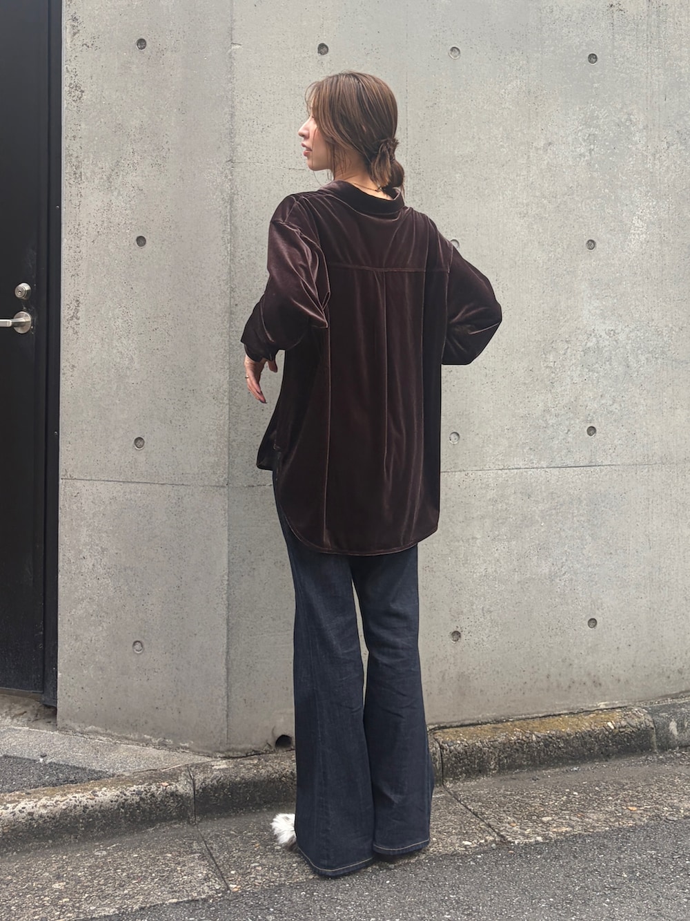 ブラウン系のシャツ/ブラウス、ブルー系のデニムパンツ、その他のその他シューズを着用したレディースの秋コーディネートの3枚目の写真