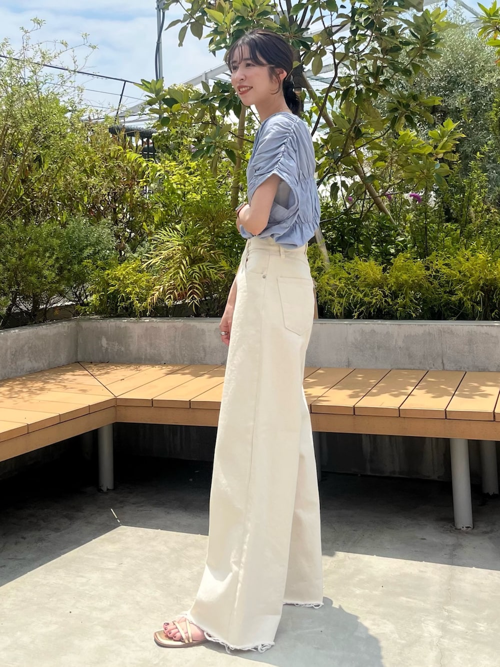 ブルー系のシャツ/ブラウス、ホワイト系のデニムパンツを着用したレディースの夏コーディネートの2枚目の写真