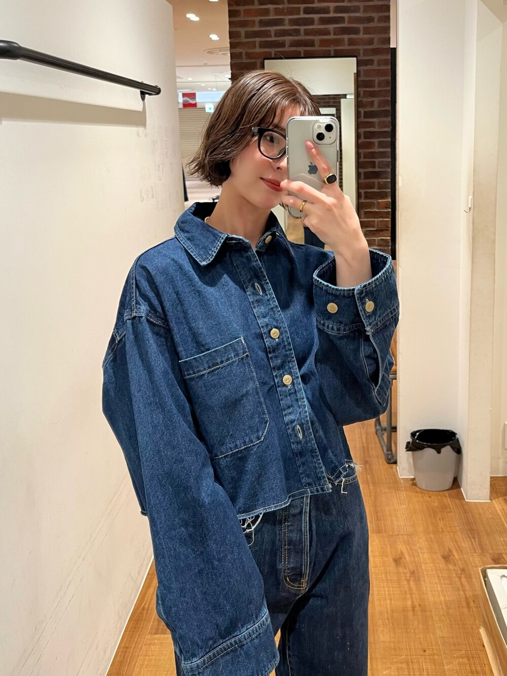 ブルー系のデニムパンツ、ブルー系のシャツ/ブラウス、ブラック系のメガネを着用したレディースの冬コーディネートの4枚目の写真