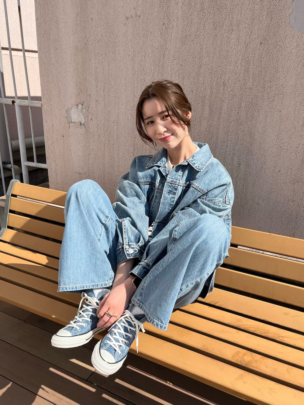 ホワイト系のTシャツ/カットソー、ブルー系のデニムジャケット、ブルー系のデニムパンツを着用したレディースの冬コーディネートの7枚目の写真